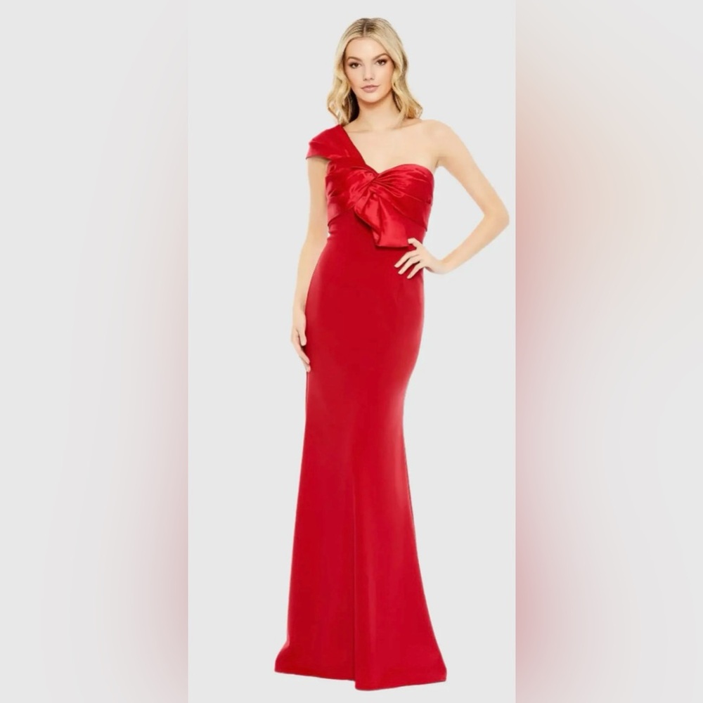 NWT MAC DUGGAL SZ 4 Red Satin Bodice With A Trumpet Silhouette #49547